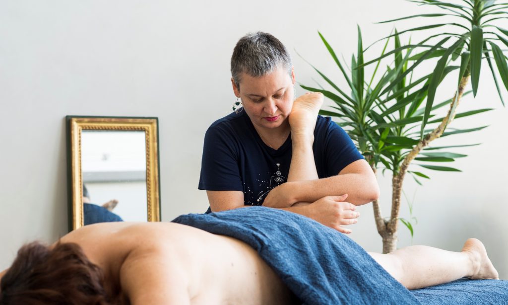 Massage ayurvédique sur un client